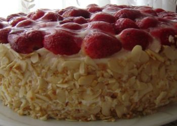 Gâteau aux fraises et amandes