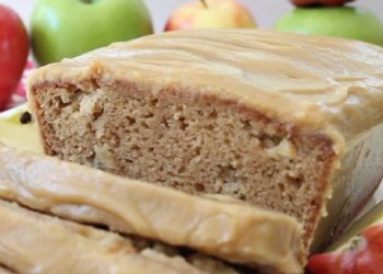 Pain aux pommes avec glaçage au caramel gourmande