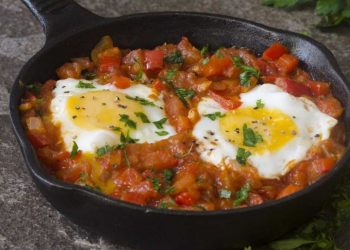 Oeufs au plat à la tomate