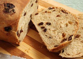 Pain au levain et aux raisins