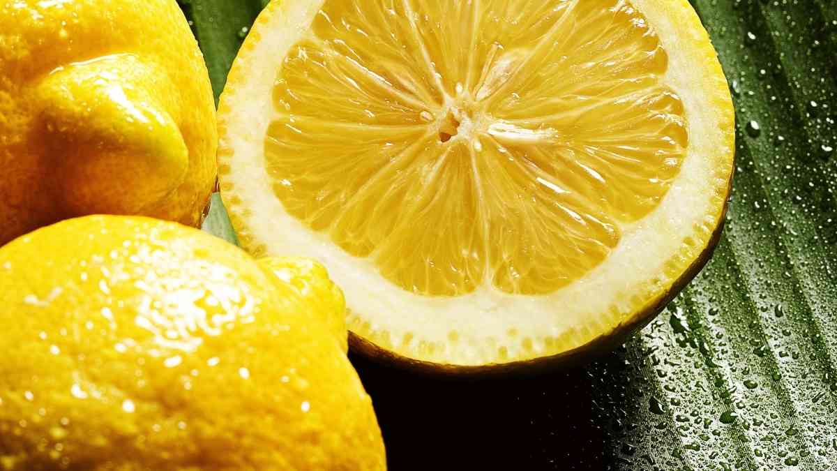 Une femme coupe un citron et le met à côté de son lit pour une meilleure santé !