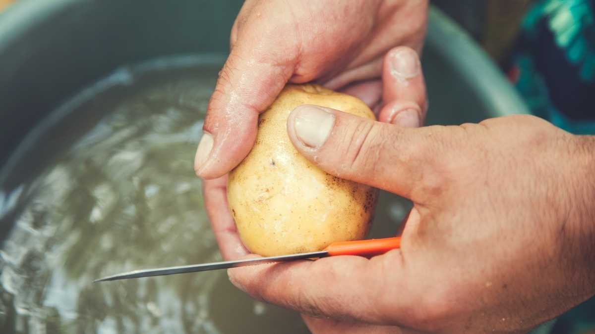 Enlever la peau de vos pommes de terre sans couteau
