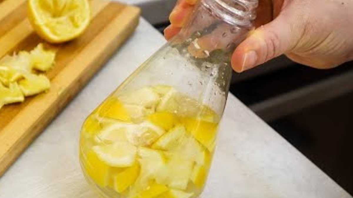 Ne jetez pas les zestes de citron. Mettez-les dans un récipient et ajoutez du vinaigre