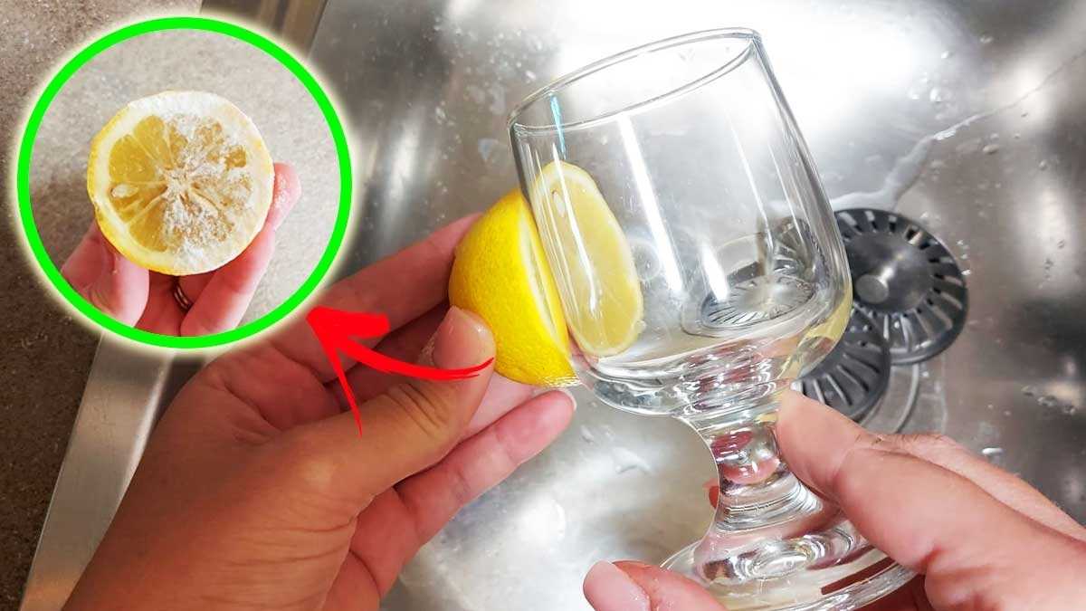 Comment polir sa vaisselle et la rendre comme neuve grâce à l’éponge de citron et de bicarbonate