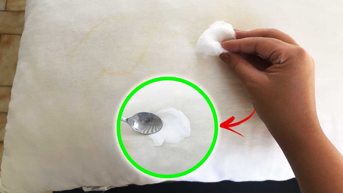 Utilisez la méthode de la cuillère pour retirer les taches jaunes de vos oreillers