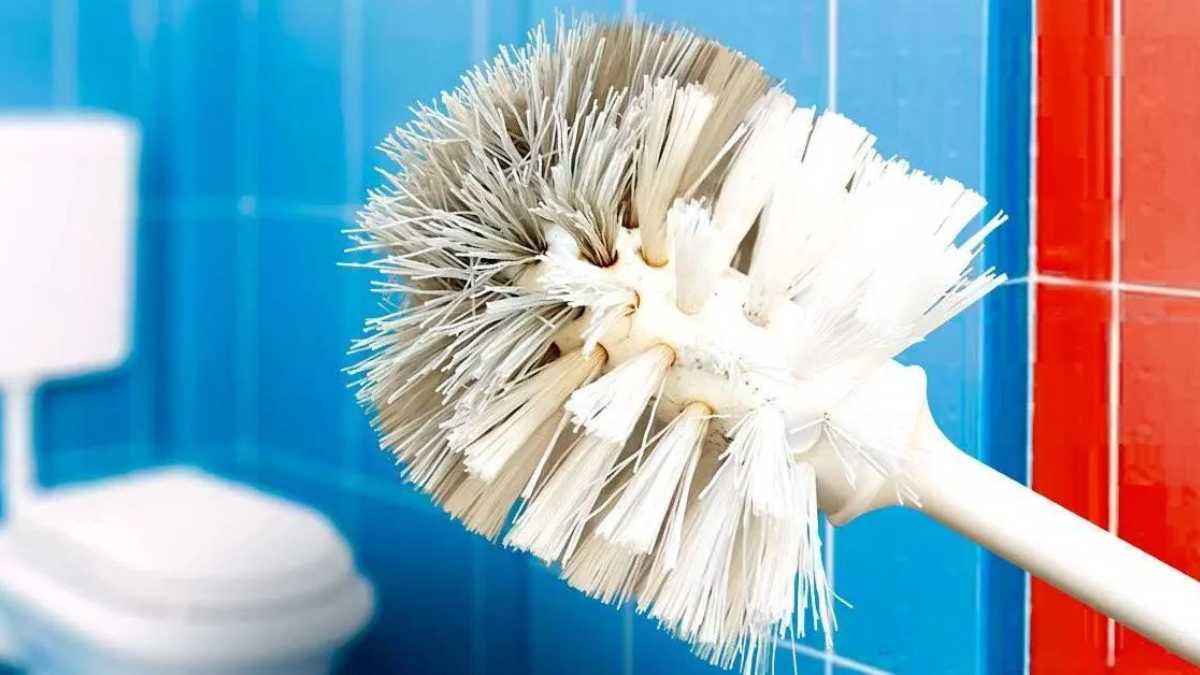 L'astuce efficace et pas chère pour nettoyer sa brosse de toilette en 5 minutes : elle permet d’éliminer les germes et les bactéries !