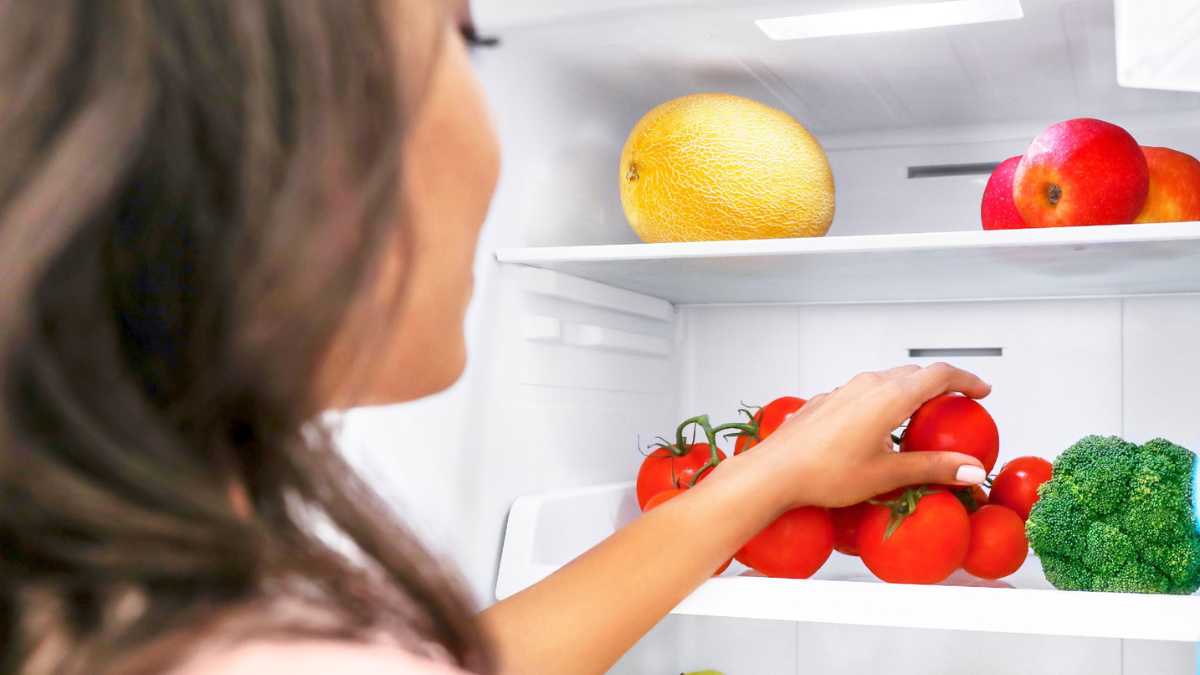 Si vous conservez vos tomates au réfrigérateur, sortez-les tout de suite ! On vous explique pourquoi