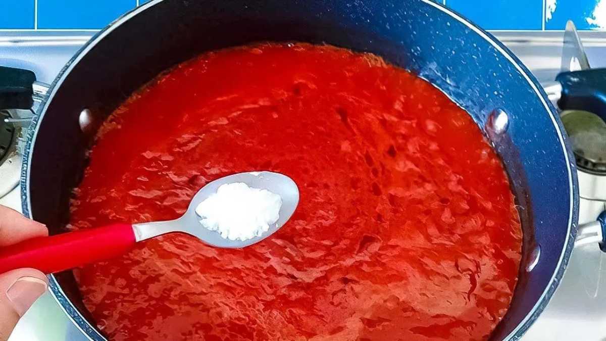 Verser du bicarbonate dans la sauce tomate : l'astuce gourmande des chefs