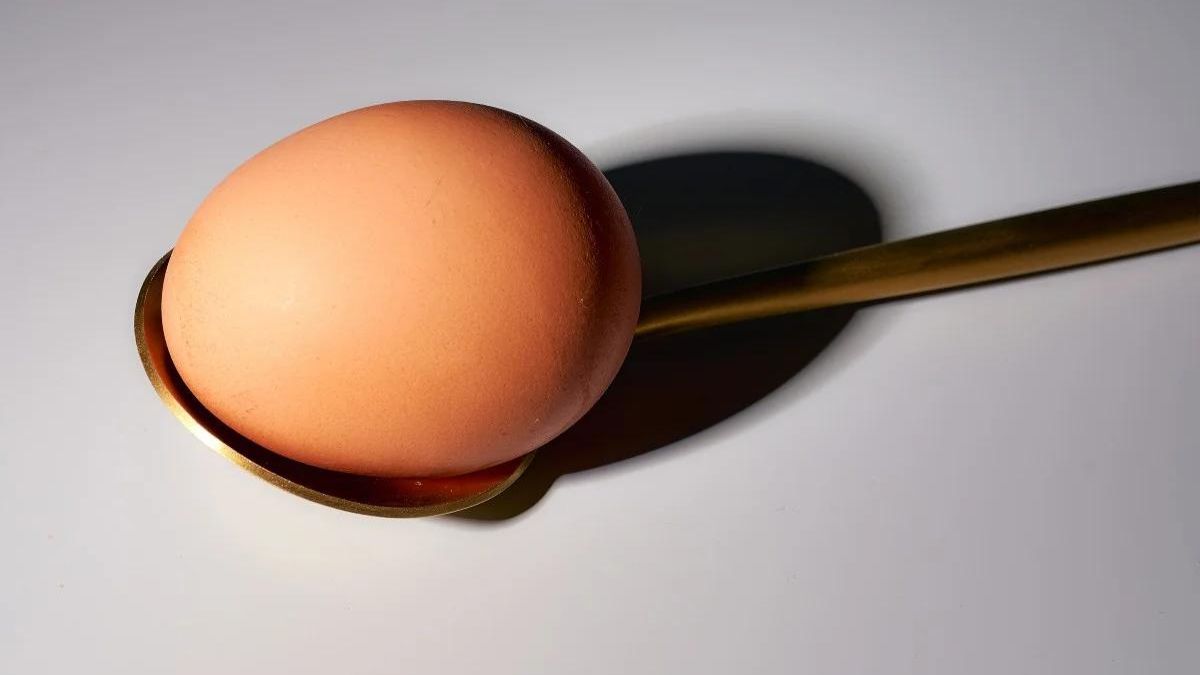 Comment écaler un œuf dur en quelques minutes avec une petite cuillère