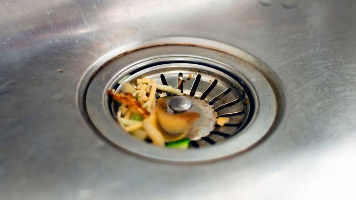 Comment éliminer les mauvaises odeurs de votre évier de cuisine en 5 minutes grâce à un produit ménager ?