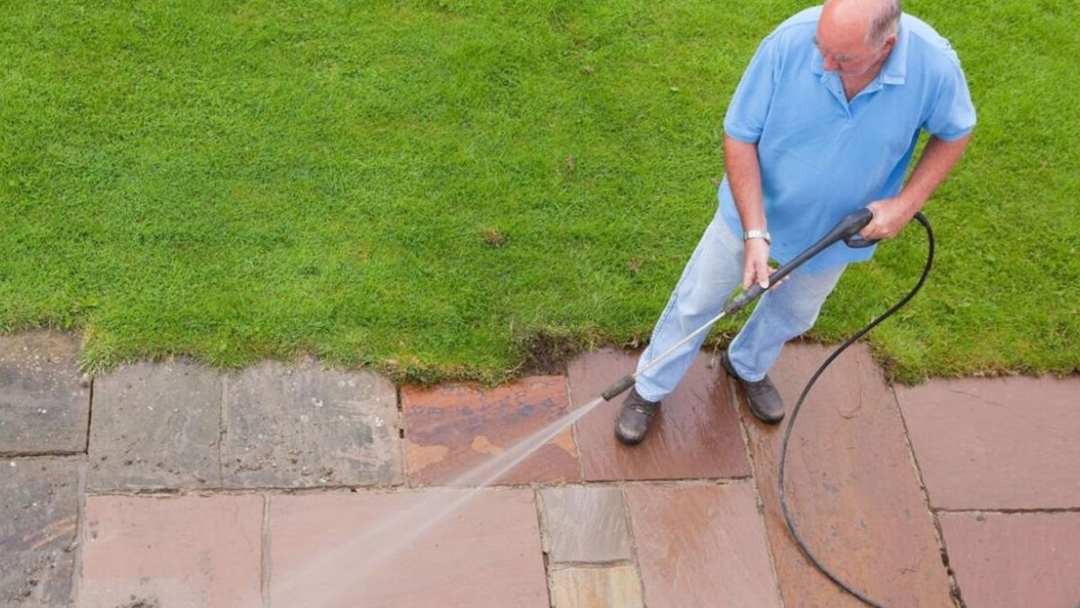 Nettoyage d’une terrasse : comment faire sans un nettoyeur haute pression ?