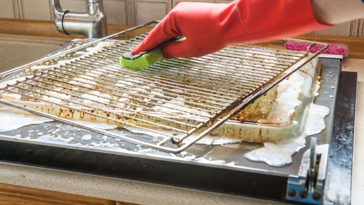 Comment nettoyer les grilles de four : un produit de base pour la cuisine nettoie les grilles de four graisseuses en quelques heures