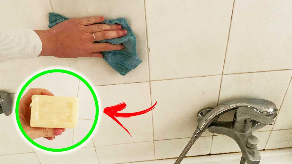 parfumer la salle de bain en nettoyant les carreaux