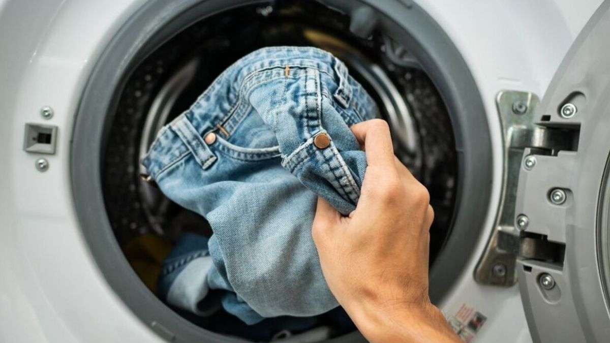 Comment empêcher les jeans de se décolorer dans la machine à laver : un produit ménager de base de 99 centimes retient la teinture