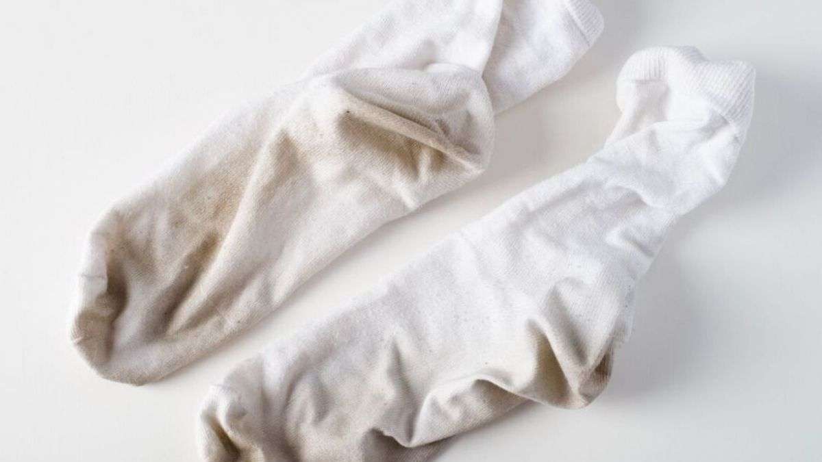 Comment enlever les taches brunes sur les chaussettes et les blanchir avec un produit naturel qui change la donne ?