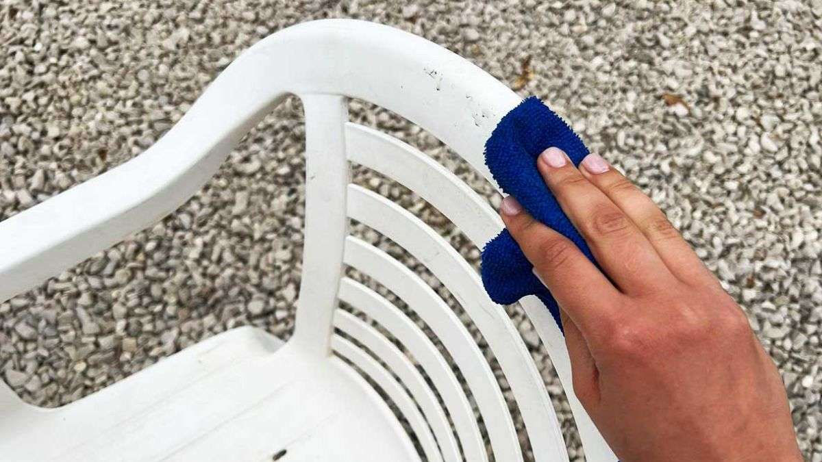nettoyer une chaise de jardin en plastique blanc