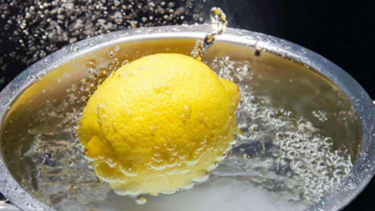 verser de l’eau bouillante sur le citron