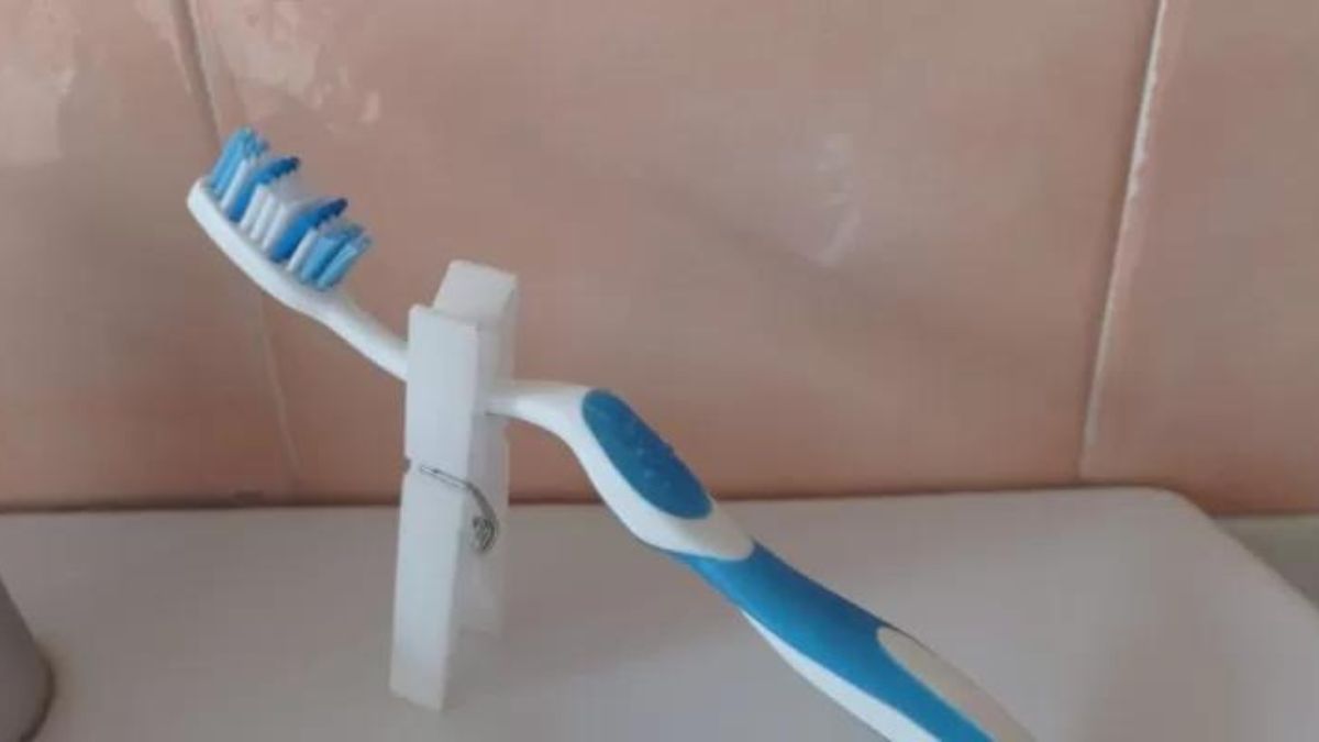 fixer une pince à linge sur la brosse à dents