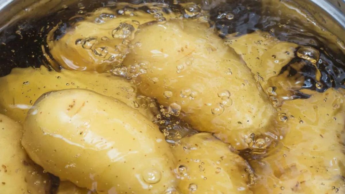 Jette-t-on l’eau de cuisson des pommes de terre ? Ne le faites pas ! Nous vous révélons quelques astuces qui vous faciliteront la vie...