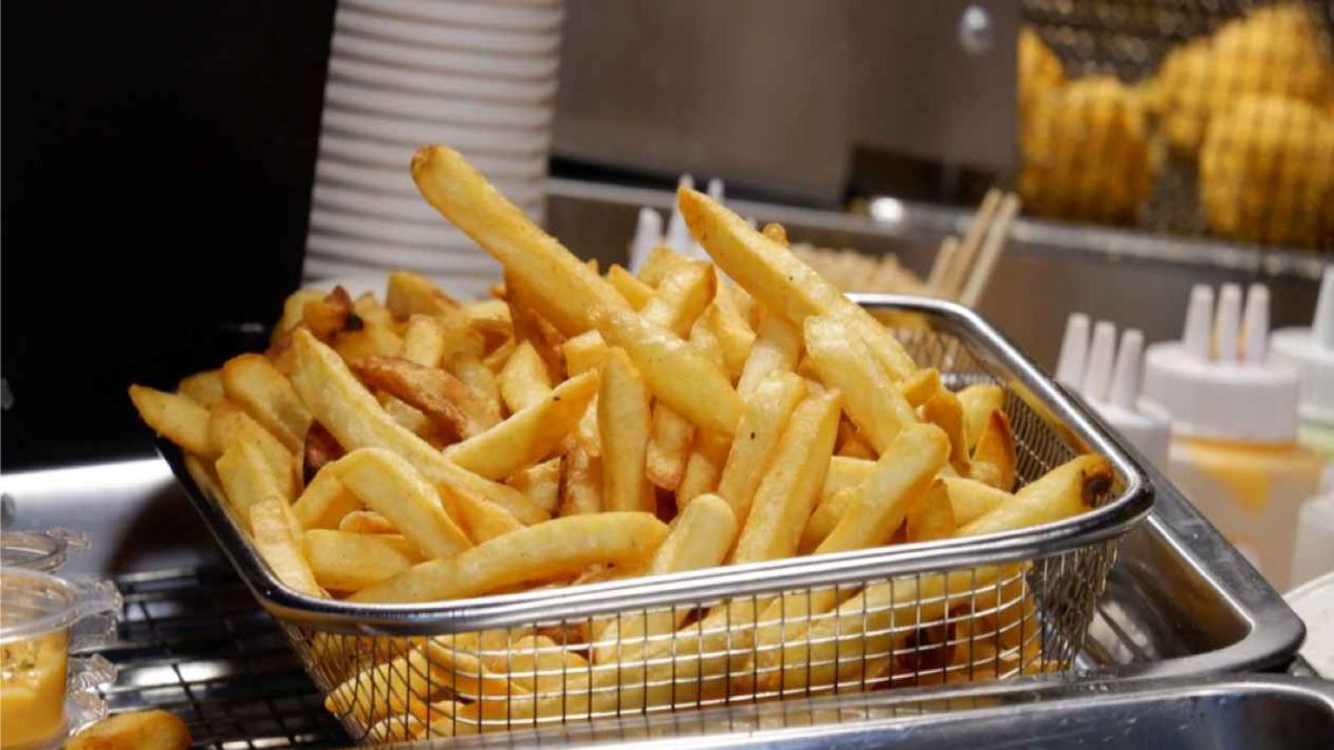 L’ingrédient secret utilisé par les fast-foods pour empêcher les frites de brûler