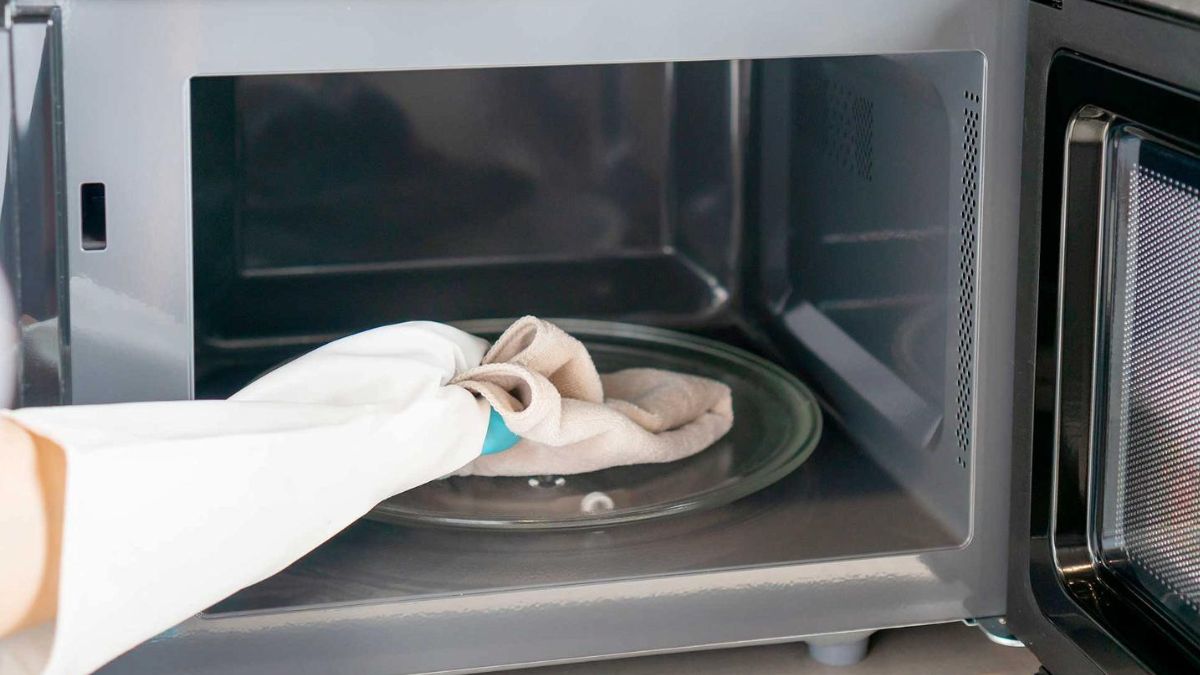 Trois produits efficaces pour nettoyer votre four à micro-ondes