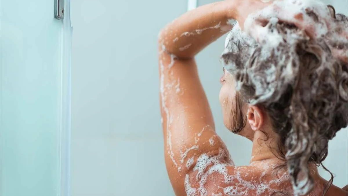 Voici pourquoi vous devriez ajouter du sel dans votre shampoing