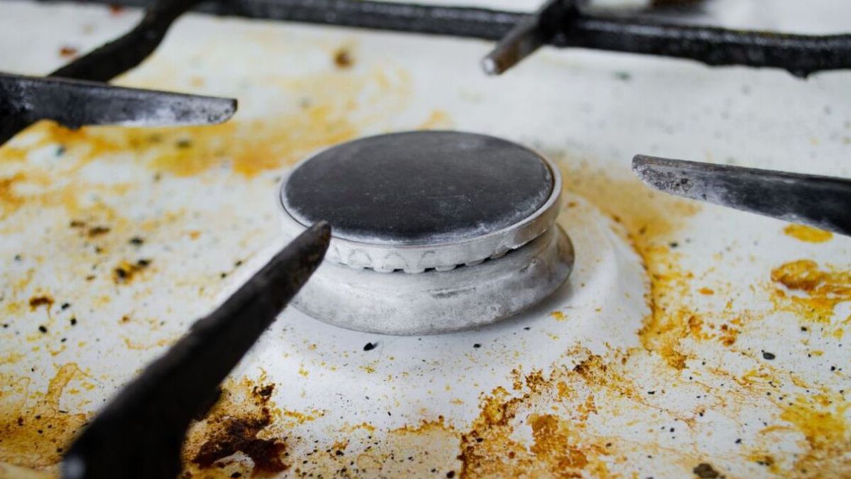 Comment nettoyer les plaques de cuisson : une méthode simple pour éliminer les taches et la saleté de tous les types de plaques de cuisson