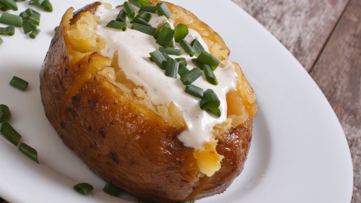 Comment préparer des pommes de terre au four avec une friteuse à air chaud ?