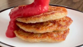 pancakes à la banane et coulis de fraise