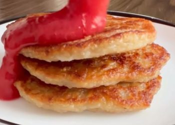pancakes à la banane et coulis de fraise