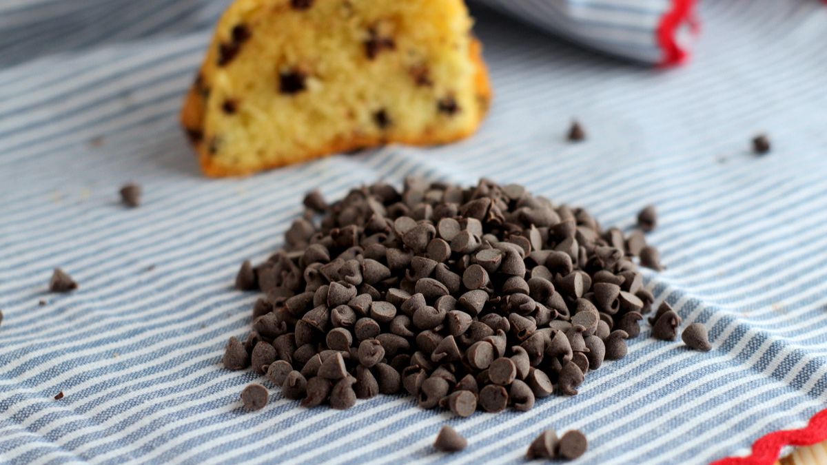 pépites de chocolat tombent au fond du gâteau