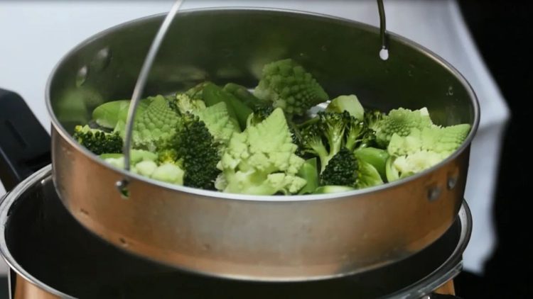 cuisson à la vapeur avec une cocotte minute