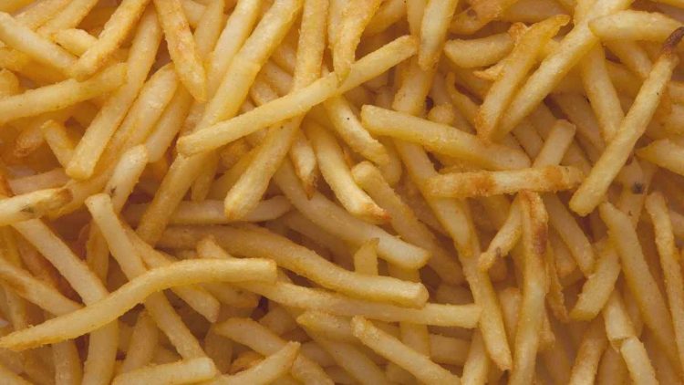 Frites croustillantes : tout le monde a l'ingrédient secret liquide à la maison